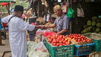 Suasana aktivitas perdagangan  di Pasar Senen, Jakarta, Senin (28/10/2024). [Suara.com/Alfian Winanto]
