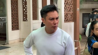 Ragam Tingkah Baim Wong Jelang Sidang Cerai, sampai Diledek Caper: Makan di Warteg dan Jadi Imam Salat