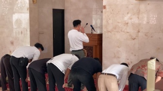 Momen Baim Wong Jadi Imam Salat Dzuhur Jelang Sidang Cerai dengan Paula Verhoeven