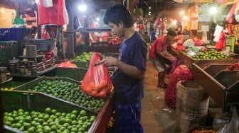 Suasana aktivitas perdagangan  di Pasar Senen, Jakarta, Senin (28/10/2024). [Suara.com/Alfian Winanto]
