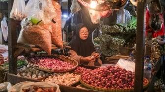 Suasana aktivitas perdagangan  di Pasar Senen, Jakarta, Senin (28/10/2024). [Suara.com/Alfian Winanto]
