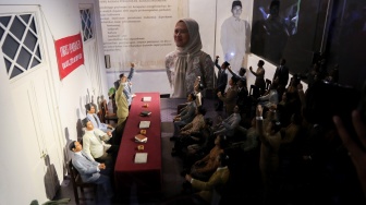 Pengunjung melihat diorama yang ditampilkan di Museum Sumpah Pemuda di Jakarta, Senin (28/10/2024). [Suara.com/Alfian Winanto]