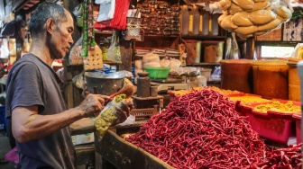 Suasana aktivitas perdagangan  di Pasar Senen, Jakarta, Senin (28/10/2024). [Suara.com/Alfian Winanto]
