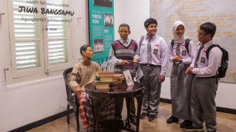 Pelajar mengunjungi Museum Sumpah Pemuda di Jakarta, Senin (28/10/2024). [Suara.com/Alfian Winanto]