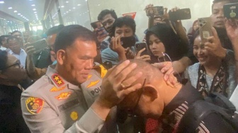 Usai Rapat Bareng Komisi III, Kapolda NTT Usap-usap Kepala Ipda Rudy Soik: Kamu Tetap Anak Saya