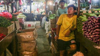 Suasana aktivitas perdagangan  di Pasar Senen, Jakarta, Senin (28/10/2024). [Suara.com/Alfian Winanto]
