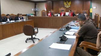 Mantan terpidana kasus pembunuhan berencana terhadap Wayan Mirna Salihin, Jessica Kumala Wongso mengikuti sidang peninjauan kembali (PK) di Pengadilan Negeri Jakarta Pusat, Jakarta, Selasa (29/10/2024).  [Suara.com/Alfian Winanto]