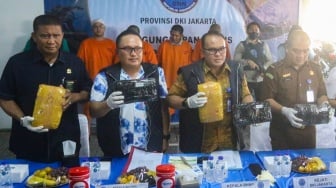 Kepala Badan Narkotika Nasional Provinsi (BNNP) DKI Jakarta Brigjen (Pol.) Nurhadi Yuwono (tengah) memegang barang bukti hasil pengungkapan kasus peredaran narkotika yang akan dimusnahkan di Jakarta, Selasa (29/10/2024). [Suara.com/Alfian Winanto]