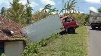 Nyaris Maut, Gagal Menanjak, Truk Bermuatan Sembako Terperosok di Gunungkidul