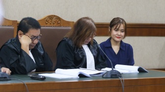 Mantan terpidana kasus pembunuhan berencana terhadap Wayan Mirna Salihin, Jessica Kumala Wongso mengikuti sidang peninjauan kembali (PK) di Pengadilan Negeri Jakarta Pusat, Jakarta, Selasa (29/10/2024).  [Suara.com/Alfian Winanto]