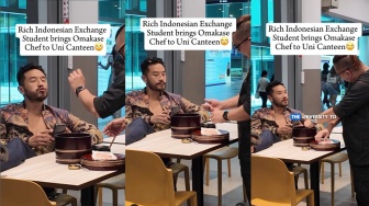 Bobby Saputra Cosplay Jadi Mahasiswa yang Makan Omakase di Kantin, Netizen: Terinspirasi dari Erina Gudono?