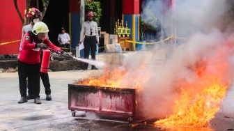 Peserta mengikuti kompetisi relawan pemadam kebakaran di kantor Suku Dinas Penanggulangan Kebakaran dan Penyelamatan Jakarta Selatan, Lebak Bulus, Jakarta, Rabu (30/10/2024). [Suara.com/Alfian Winanto]
