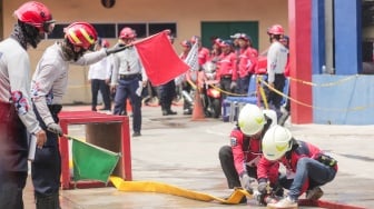 Peserta mengikuti kompetisi relawan pemadam kebakaran di kantor Suku Dinas Penanggulangan Kebakaran dan Penyelamatan Jakarta Selatan, Lebak Bulus, Jakarta, Rabu (30/10/2024). [Suara.com/Alfian Winanto]
