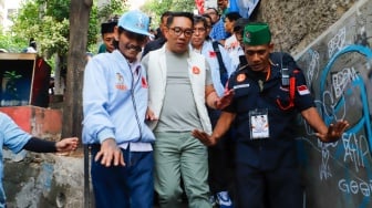 Calon Gubernur Jakarta nomor urut 1, Ridwan Kamil saat datang menemui warga di Pancoran, Jakarta, Rabu (30/10/2024). [Suara.com/Alfian Winanto]