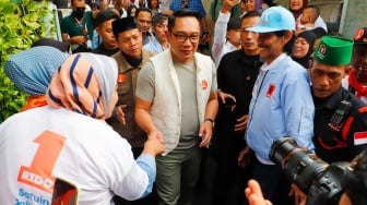 Calon Gubernur Jakarta nomor urut 1, Ridwan Kamil saat datang menemui warga di Pancoran, Jakarta, Rabu (30/10/2024). [Suara.com/Alfian Winanto]