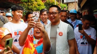 Calon Gubernur Jakarta nomor urut 1, Ridwan Kamil saat datang menemui warga di Pancoran, Jakarta, Rabu (30/10/2024). [Suara.com/Alfian Winanto]