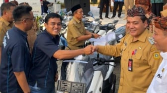 Pj Bupati Bogor dan Yamaha Prihatin Motor Serahkan 12 Unit Sepeda Motor ke Kades di Megamendung