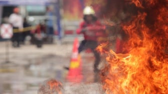 Peserta mengikuti kompetisi relawan pemadam kebakaran di kantor Suku Dinas Penanggulangan Kebakaran dan Penyelamatan Jakarta Selatan, Lebak Bulus, Jakarta, Rabu (30/10/2024). [Suara.com/Alfian Winanto]
