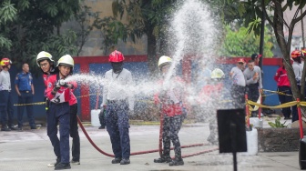 Peserta mengikuti kompetisi relawan pemadam kebakaran di kantor Suku Dinas Penanggulangan Kebakaran dan Penyelamatan Jakarta Selatan, Lebak Bulus, Jakarta, Rabu (30/10/2024). [Suara.com/Alfian Winanto]
