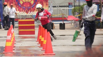 Peserta mengikuti kompetisi relawan pemadam kebakaran di kantor Suku Dinas Penanggulangan Kebakaran dan Penyelamatan Jakarta Selatan, Lebak Bulus, Jakarta, Rabu (30/10/2024). [Suara.com/Alfian Winanto]
