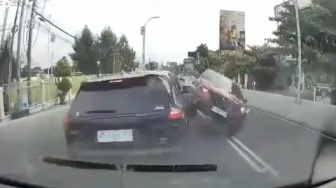 Terungkap! Ini Video Detik-detik Kecelakaan di Flyover Manahan, Mazda Keluar Jalur hingga.....