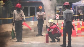 Peserta mengikuti kompetisi relawan pemadam kebakaran di kantor Suku Dinas Penanggulangan Kebakaran dan Penyelamatan Jakarta Selatan, Lebak Bulus, Jakarta, Rabu (30/10/2024). [Suara.com/Alfian Winanto]
