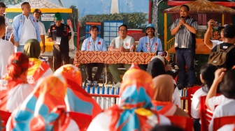 Calon Gubernur Jakarta nomor urut 1, Ridwan Kamil saat datang menemui warga di Pancoran, Jakarta, Rabu (30/10/2024). [Suara.com/Alfian Winanto]