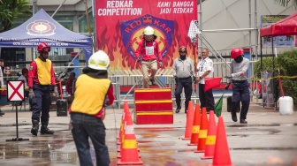 Peserta mengikuti kompetisi relawan pemadam kebakaran di kantor Suku Dinas Penanggulangan Kebakaran dan Penyelamatan Jakarta Selatan, Lebak Bulus, Jakarta, Rabu (30/10/2024). [Suara.com/Alfian Winanto]
