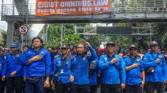 Para buruh dari berbagai elemen organisasi saat melakukan aksi unjuk rasa di kawasan Patung Kuda, Jakarta Pusat, Kamis (31/10/2024). [Suara.com/Alfian Winanto]
