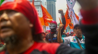 Para buruh dari berbagai elemen organisasi saat melakukan aksi unjuk rasa di kawasan Patung Kuda, Jakarta Pusat, Kamis (31/10/2024). [Suara.com/Alfian Winanto]
