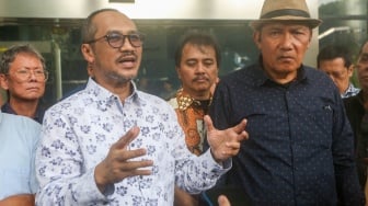 Mantan Ketua Komisi Pemberantasan Korupsi (KPK) Abraham Samad  bersama para tokoh pegiat anti korupsi antara lain Said Didu, Saut Situmorang, Erros Djarot, Roy Suryo, Refly Harun usai  melakukan audiensi dengan Pimpinan KPK di Gedung Merah Putih, Jakarta, Kamis (31/10/2024).  [Suara.com/Alfian Winanto]