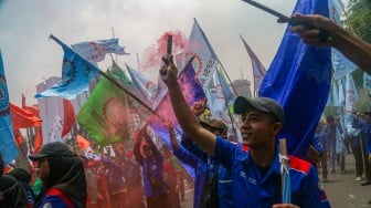 Para buruh dari berbagai elemen organisasi saat melakukan aksi unjuk rasa di kawasan Patung Kuda, Jakarta Pusat, Kamis (31/10/2024). [Suara.com/Alfian Winanto]
