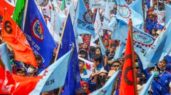 Para buruh dari berbagai elemen organisasi saat melakukan aksi unjuk rasa di kawasan Patung Kuda, Jakarta Pusat, Kamis (31/10/2024). [Suara.com/Alfian Winanto]
