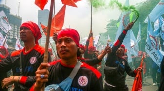 Para buruh dari berbagai elemen organisasi saat melakukan aksi unjuk rasa di kawasan Patung Kuda, Jakarta Pusat, Kamis (31/10/2024). [Suara.com/Alfian Winanto]
