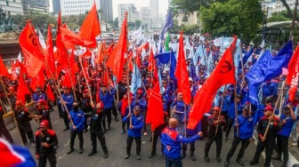 Para buruh dari berbagai elemen organisasi saat melakukan aksi unjuk rasa di kawasan Patung Kuda, Jakarta Pusat, Kamis (31/10/2024). [Suara.com/Alfian Winanto]
