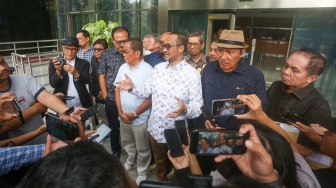 Mantan Ketua Komisi Pemberantasan Korupsi (KPK) Abraham Samad  bersama para tokoh pegiat anti korupsi antara lain Said Didu, Saut Situmorang, Erros Djarot, Roy Suryo, Refly Harun usai  melakukan audiensi dengan Pimpinan KPK di Gedung Merah Putih, Jakarta, Kamis (31/10/2024).  [Suara.com/Alfian Winanto]