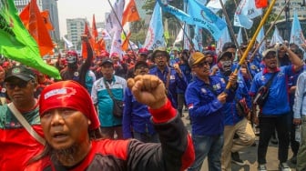 Para buruh dari berbagai elemen organisasi saat melakukan aksi unjuk rasa di kawasan Patung Kuda, Jakarta Pusat, Kamis (31/10/2024). [Suara.com/Alfian Winanto]
