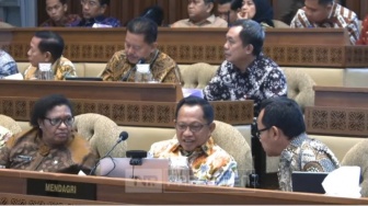 Asyik Ngobrol dengan Wamennya saat Rapat, Mendagri Tito Ditegur Anggota Komisi II: Mohon Diperhatikan Pak Menteri!