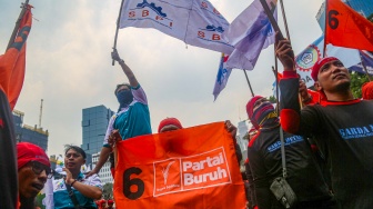 Para buruh dari berbagai elemen organisasi saat melakukan aksi unjuk rasa di kawasan Patung Kuda, Jakarta Pusat, Kamis (31/10/2024). [Suara.com/Alfian Winanto]
