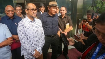 Mantan Ketua Komisi Pemberantasan Korupsi (KPK) Abraham Samad  bersama para tokoh pegiat anti korupsi antara lain Said Didu, Saut Situmorang, Erros Djarot, Roy Suryo, Refly Harun usai  melakukan audiensi dengan Pimpinan KPK di Gedung Merah Putih, Jakarta, Kamis (31/10/2024).  [Suara.com/Alfian Winanto]