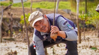 Melestarikan Mangrove, Mengangkat Ekonomi: Perjuangan Gari di Kampung Tua Bakau Serip, Desa Binaan Astra