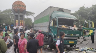 Lari dari Kejaran, Truk Kontainer Seruduk Kendaraan Hingga Warga di Jalan Raya Tangerang