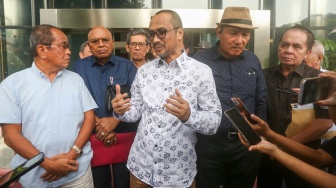 Mantan Ketua Komisi Pemberantasan Korupsi (KPK) Abraham Samad  bersama para tokoh pegiat anti korupsi antara lain Said Didu, Saut Situmorang, Erros Djarot, Roy Suryo, Refly Harun usai  melakukan audiensi dengan Pimpinan KPK di Gedung Merah Putih, Jakarta, Kamis (31/10/2024).  [Suara.com/Alfian Winanto]