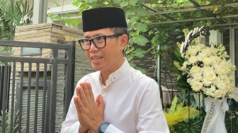 Garis Polisi Membentang di Pagar Rumah Eko Patrio
