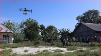 Modernisasi Pertanian, Pemkab Manggarai Barat Semprot Pestisida Pakai Drone Sprayer