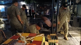 Gencarkan Razia di Kota Jogja, Ratusan Botol Miras Disita hingga Gerai Tak Berizin Disegel