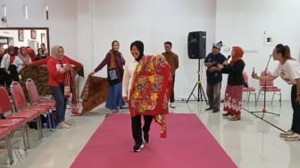 Momen Risma Kenalkan Batik Malang, Berjalan bak Model di Karpet Merah