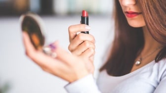 Fenomena Lipstick Effect: Korban FOMO atau Memang Tak Bijak Mengatur Uang?