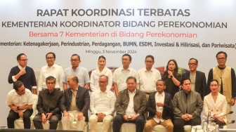 Menteri Koordinator Bidang Perekonomian Airlangga Hartarto memimpin rapat kordinasi terbatas bersama menteri jajaran di bidang perekonomian di Jakarta, Minggu (3/11/2024). [Suara.com/Alfian Winanto]
