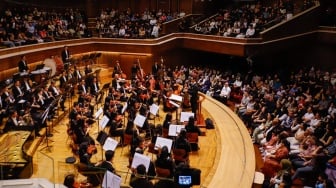 Konduktor Addie MS bersama Grup musik Light Ministry Orchestra (LMO) membawakan lagu saat konser kedua bertajuk 'A MILLION Light' di Aula Simfonia, Jakarta (3/11/2024). [Suara.com/Alfian Winanto]